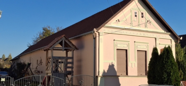 A Pécs közeli Újpetrén 4 szobás, 118 m2-es családi ház eladó. 44,9 millió forint