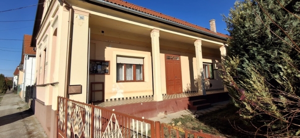 Újpetrén – 4 szobás tornácos parasztház eladó